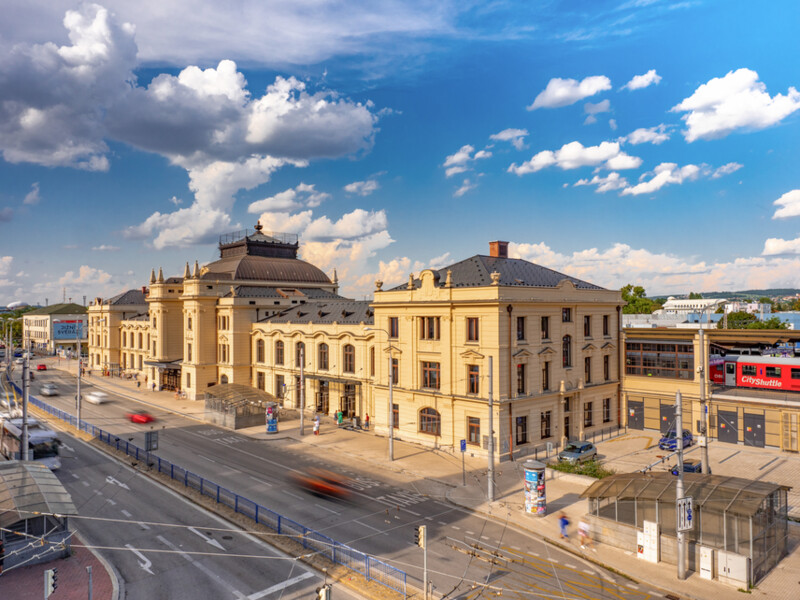 Železniční stanice České Budějovice, pohled od jihu, 2024. Foto: archiv Správa železnic, archiv Metrostav, foto: Jiří Kafka, Ondřej Bouška. Železniční stanice České Budějovice, pohled od jihu, 2024. Foto: archiv Správa železnic, archiv Metrostav, foto: Jiří Kafka, Ondřej Bouška.