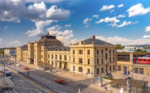 Železniční stanice České Budějovice, pohled od jihu, 2024. Foto: archiv Správa železnic, archiv Metrostav, foto: Jiří Kafka, Ondřej Bouška. Železniční stanice České Budějovice, pohled od jihu, 2024. Foto: archiv Správa železnic, archiv Metrostav, foto: Jiří Kafka, Ondřej Bouška.