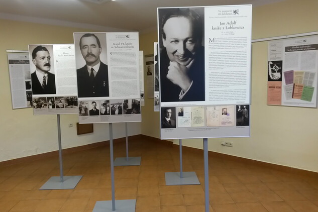 Instalace výstavy Ve znamení tří deklarací v galerii NPÚ na Senovážném nám. 6 v Českých Budějovicích