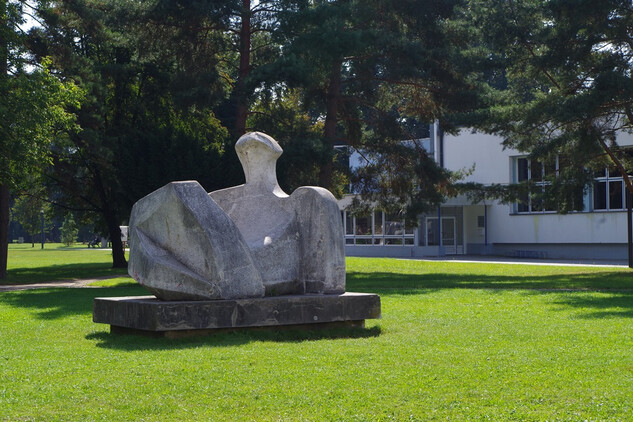 Socha Odpočívajícího plavce z roku 1970. Dílo českokrumlovského sochaře Stanislava Zadražila.