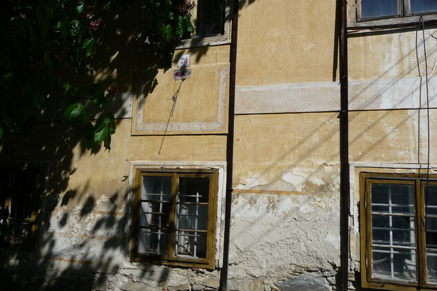 Detail fasády čakovské fary před rekonstrukcí | © NPÚ ÚOP ČB