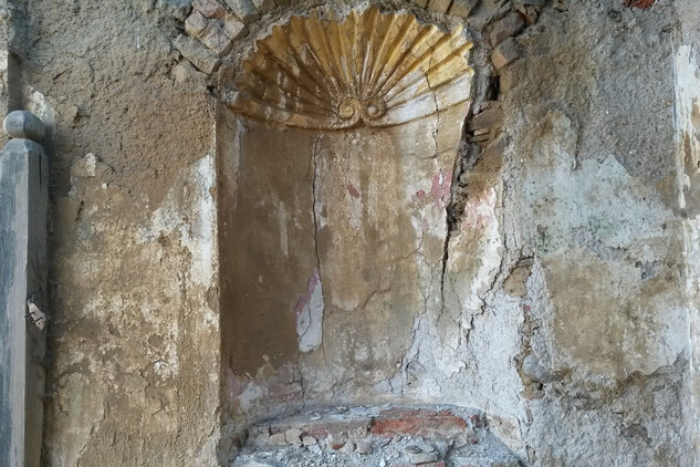 Svéráz, výklenková kaple sv. Jana Nepomuckého, detail