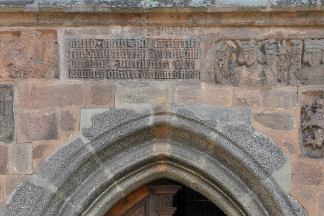 Písek, vstupní portál farního kostela Narození Panny Marie, detail reliéfní nápisové desky 