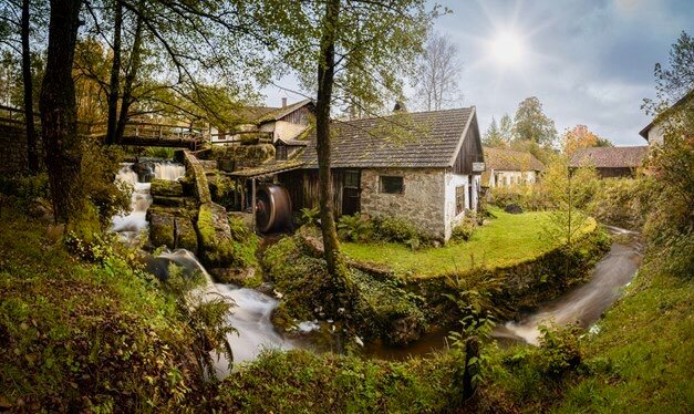 Gopprechts, Rakousko.Ve Waldviertelu byl ještě v 19. století velký počet kováren – hamrů, některé fungovaly jako zápustkové kovárny, jiné se specializovaly na podkovy a vozy, další na výrobu hřebíků, nožů apod. Hamr v Gopprechts představuje kovářskou dílnu typickou pro waldviertlerské vesnice. Před hamrem stávala pila a obilný mlýn, zmiňovaný už v roce 1369. Hamr založený roku 1777 probudil před několika lety k novému životu jeho majitel Willi Ernszt.