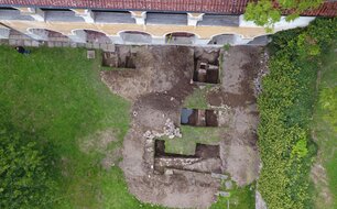 Státní zámek Vimperk. Letecký pohled na archeologický výzkum renesanční vodní nádrže v Dolní zámecké zahradě v roce 2017.