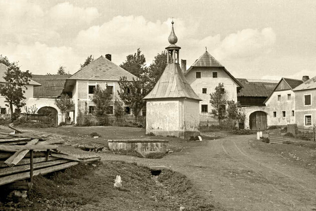 Bučí - zvonicová kaple na návsi, stav v roce 1946, Museum Fotoatelier Seidl