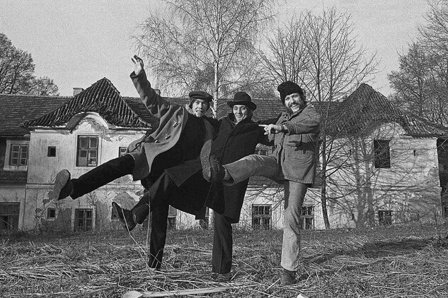 Jiří Stach, Josef Hrubý a Jan Fleischer před zámkem v Elbančicích, foto po r. 1971 | © J. Stach