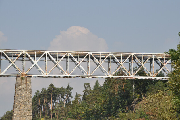 Železniční most u osady Červená - Ocelová nýtovaná konstrukce o délce 253 m je uložená na dva mostní pilíře vyzděné z řádkového kamenného zdiva.  | © NPÚ ÚOP ČB