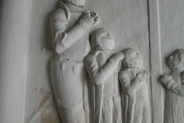 Český Rudolec - epitaf před restaurováním pod vrstvou vápenatých nátěrů | © NPÚ ÚOP ČB