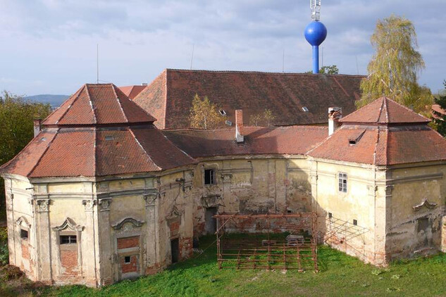 Klášter Chotěšov, zdevastovaný zahradní pavilon, foto Karel Foud 2009