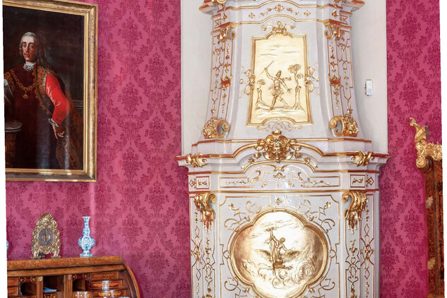 Luxusní bílá kamna zdobená zlacenými reliéfy s alegorickými výjevy, vyrobená vídeňským kamnářem do ložnice kněžny Eleonory Amálie ze Schwarzenbergu, 1726, SHZ Český Krumlov.