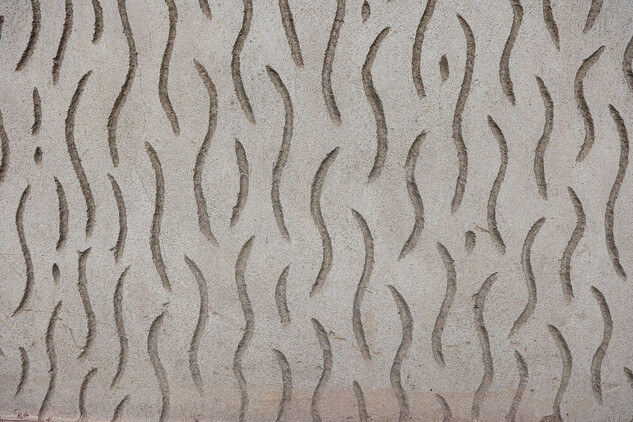 Týn nad Vltavou, Základní škola Týn nad Vltavou, Malá Strana (dříve Základní devítiletá škola), detail rýhované omítky, foto David Peltán, 2024