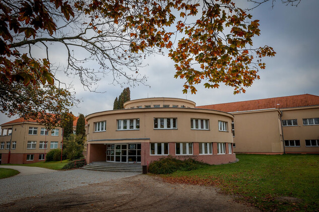Týn nad Vltavou, Základní škola Týn nad Vltavou, Malá Strana (dříve Základní devítiletá škola), foto David Peltán, 2024