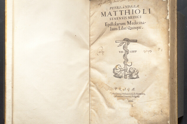 Titulní list Mattioliho knihy Epistolarum Medicinalium libri quinque (Praha, 1561).