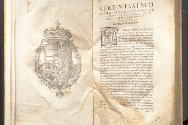 Dedikační heraldický frontispis Mattioliho mecenáše Ferdinanda II. Tyrolského.