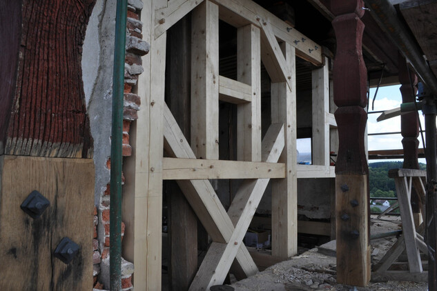 Kostel sv. Michaela v Jistebnici - Nová konstrukce západní stěny hrázděné konstrukce | © NPÚ ÚOP ČB