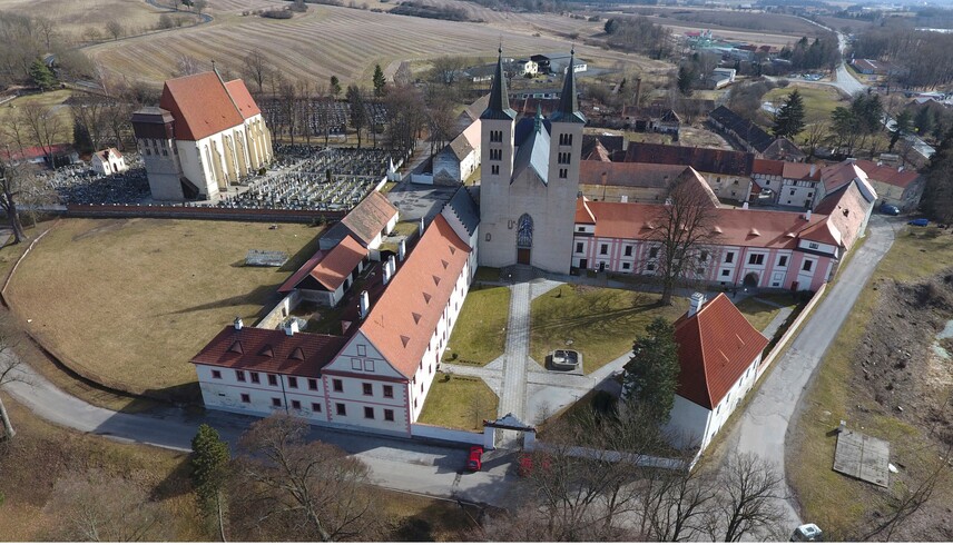 Letecký pohled na klášter v Milevsku (od západu) | © GEO_CZ