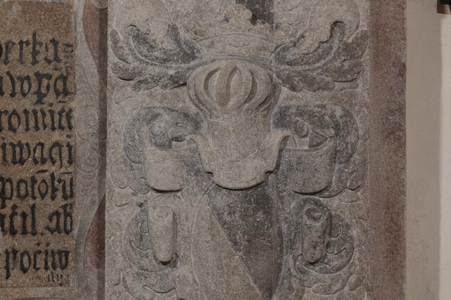 Detail erbu Hodějovských z Hodějova na renesačním epitafu v Českém Rudolci | © Vojtěch Krajíček DiS.