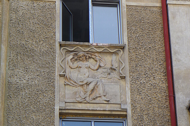Hakaufův dvůr v Náchodě, detail štukové výzdoby fasády a nová okna | © NPÚ, ÚOP v Josefově, foto Adam Zezula 2018
