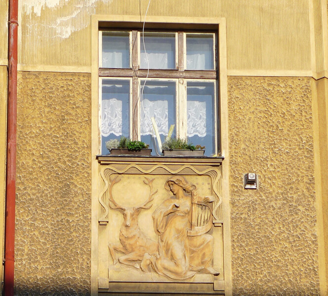Hakaufův dvůr v Náchodě, detail štukové výzdoby fasády a původní okna | © NPÚ, ÚOP v Josefově, foto Adam Zezula 2015