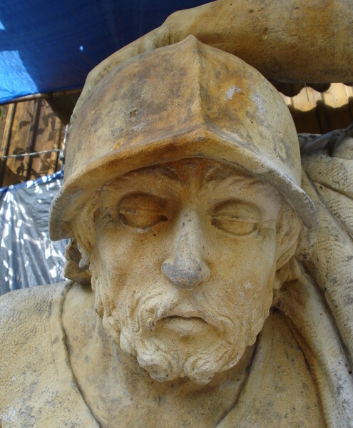 Kašna v Josefově, detail obličeje po restaurování