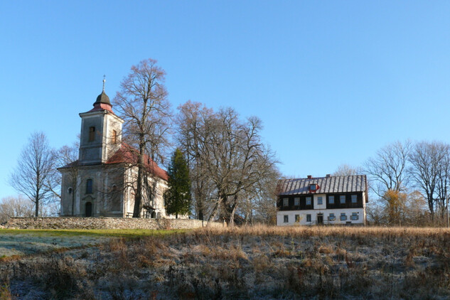 Kačerov, kostel sv. Kateřiny s bývalou školou | © NPÚ ÚOP v Josefově
