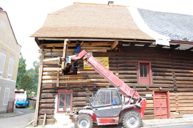 Dřevěnka čp. 92 v Úpici, výměna pozednicového věnce | © NPÚ, ÚOP v Josefově, Vladimíra Paterová 2013