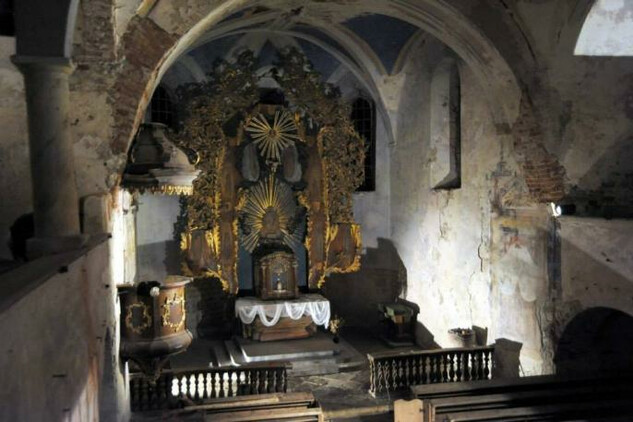 Hřbitovní kostel Nanebevzetí Panny Marie v Horním Maršově, interiér před obnovou