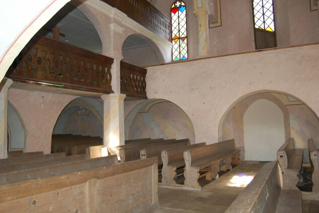 Hřbitovní kostel v Horním Maršově, obnovený interiér s galeriemi
