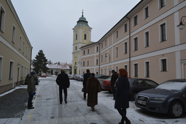 pohled od masných krámů na prostor před kostelem sv. Anny v Holešově