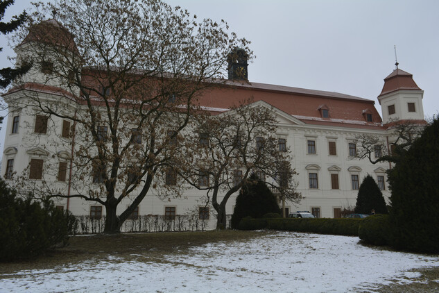 holešovský zámek s novou barevností fasády
