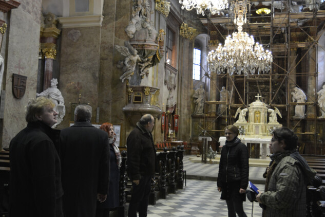 prohlídka interiéru farního kostela Nanebevzetí Panny Marie v Holešově