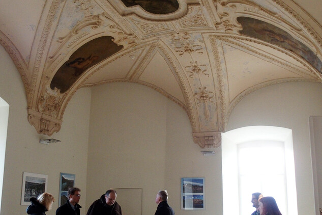 prohlídka místnosti holešovského zámku s původní dřevěnou podlahou | © NPÚ, ÚOP v Kroměříži