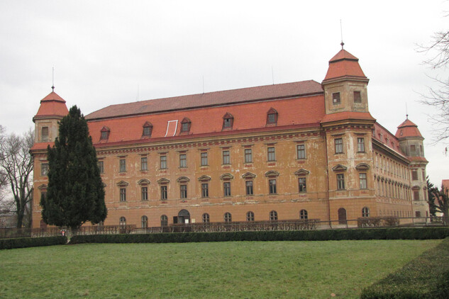 pohled na zahradní průčelí holešovského zámku před obnovou