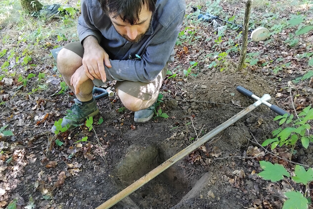 Také jsme použili pedologický vrták k nalezení původního dna dnes značně zaneseného příkopu