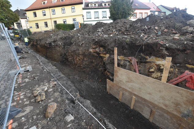 Stavební výkop pro rekonstrukci opěrné zdi v Krátké ulici v Lokti