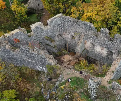 Celkový pohled na východní palác hradu Andělská Hora od jihu. Říjen 2022.  | © Autor F. Prekop