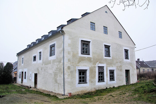 Podolí, tvrz – severní a východní průčelí, stav před závěrečnou konzervací (foto Pavel David, 2017)