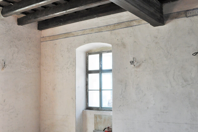 Podolí, tvrz – sál v přízemí s opraveným stropem a cihelnou podlahou (foto Dušan Rohlík 2017)