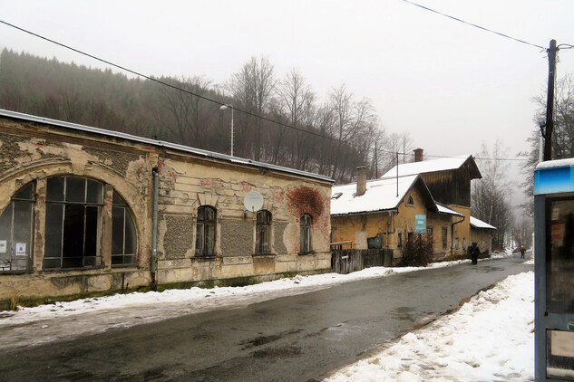 Hrubá Voda – služební objekt navazující na letní verandu s vodárnou v pozadí