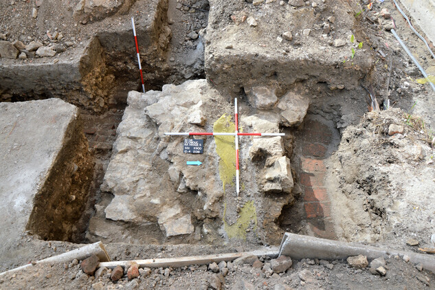 Jeden z úseků kamenné hradby tzv. Nového Hrádku, narušený gotickou klenbou (vlevo) suterénu budovy fojtství (foto: T. Zlámal)