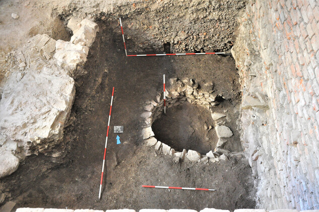 Kamenná studna zaznamenaná na plánech zbrojnice a semináře ze 17. a 18. století (foto: K. Faltýnek)
