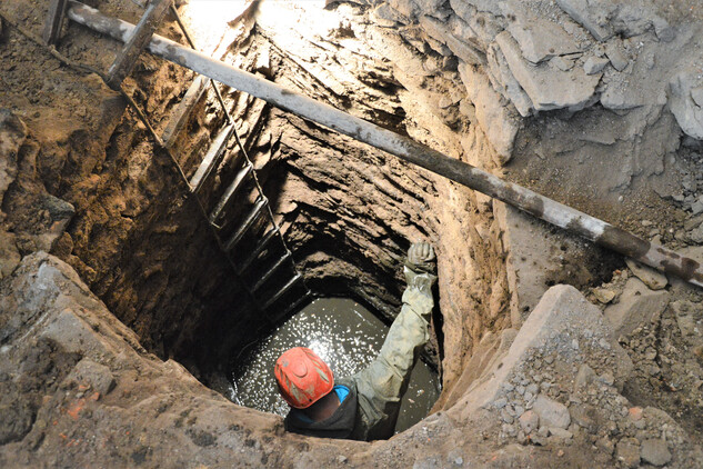 Průzkum druhé kamenné studny (foto: T. Zlámal)