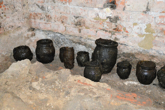 Středověké keramické nádoby ze studny (foto: T. Zlámal)