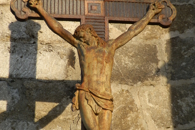 Detail kříže před kostelem
