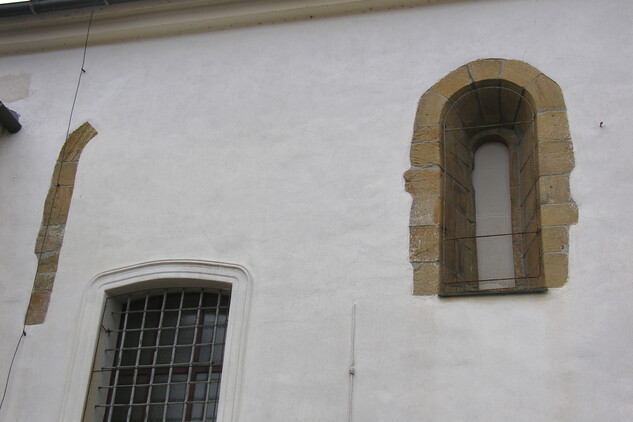 Loštice, kostel sv. Prokopa. Dvě románská okna na SZ straně stávajícího presbytáře, současný stav.