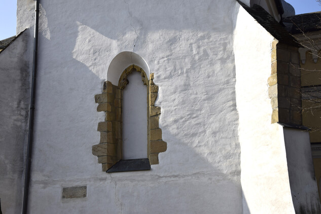 Loštice, kostel sv. Prokopa. SV zeď gotického závěru s gotickým oknem s fragmenty kružeb, současný stav.