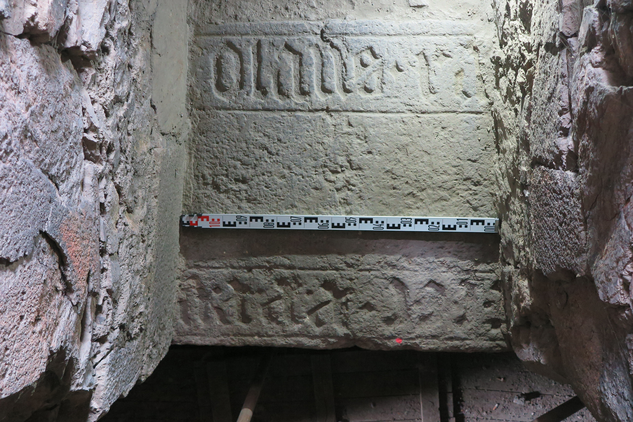 Nalezený gotický nápisový náhrobník