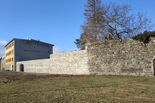 Lipník nad Bečvou – obnovená část hradby po demolici nevyužívaného objektu