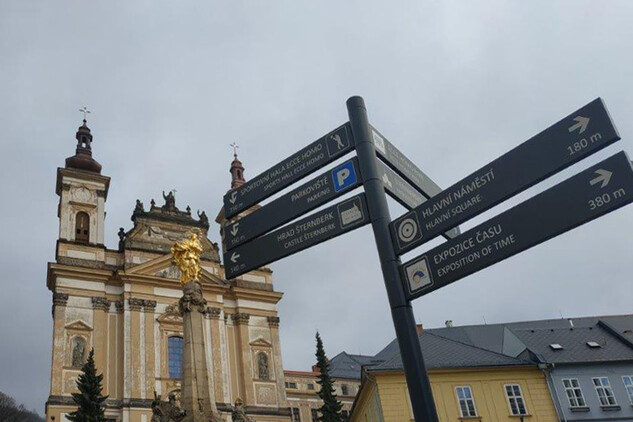 Šternberk – informační systém města (v pozadí chrám Zvěstování PM)